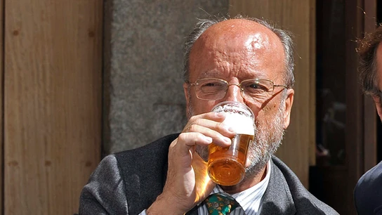 León de la Riva bebe cerveza León de la Riva bebe cerveza