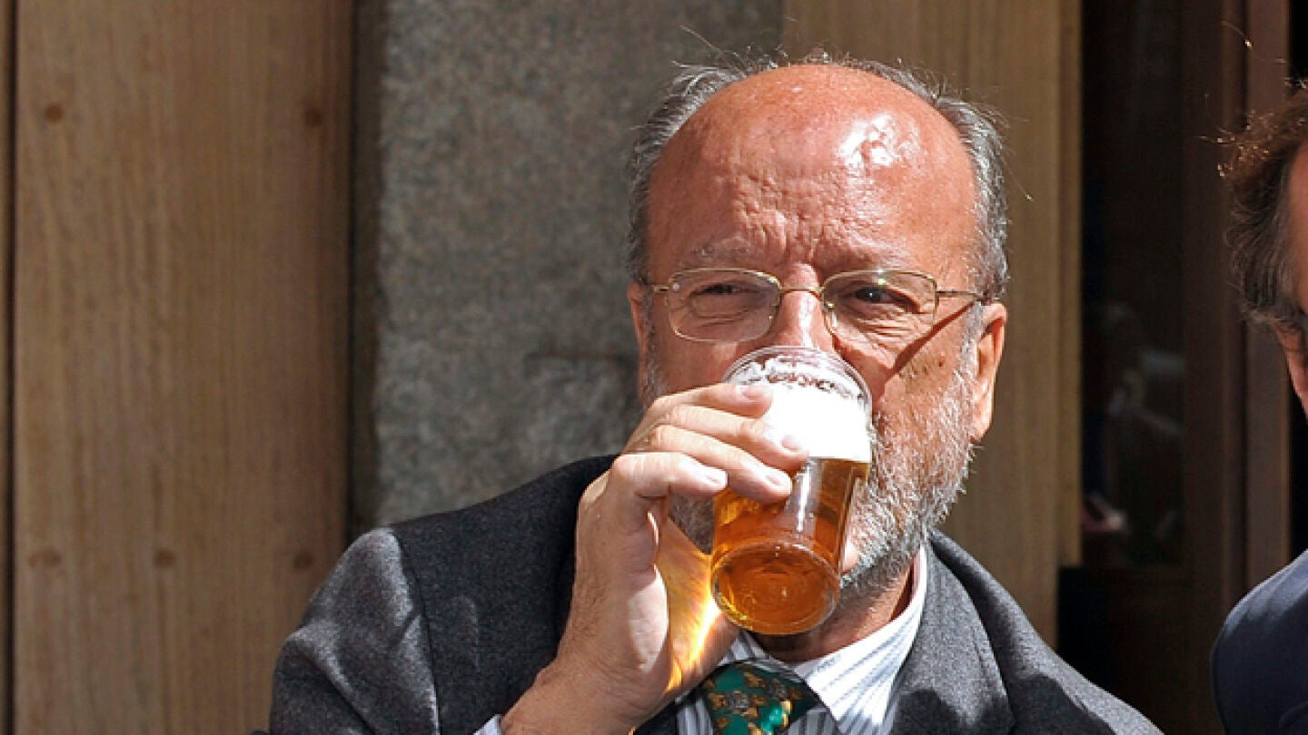 Le&oacute;n de la Riva bebe cerveza