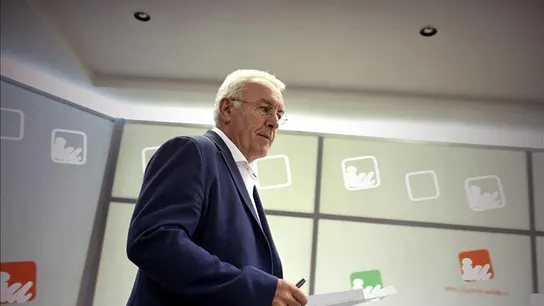 Cayo Lara antes de hablar con los medios Cayo Lara antes de hablar con los medios