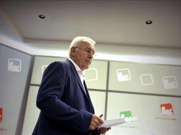 Cayo Lara antes de hablar con los medios Cayo Lara antes de hablar con los medios