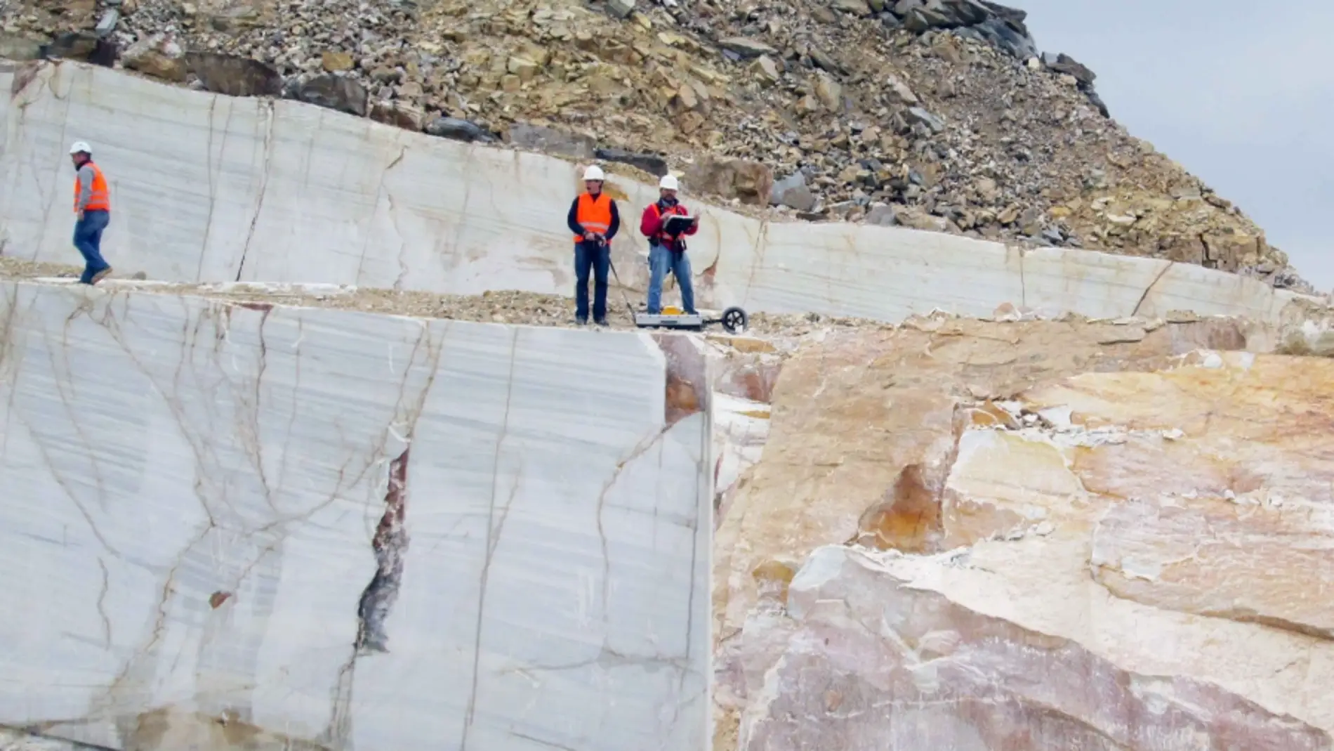 Investigadores probando el georadar en una cantera de mármol de Macael (Almería) / Fundación Descubre