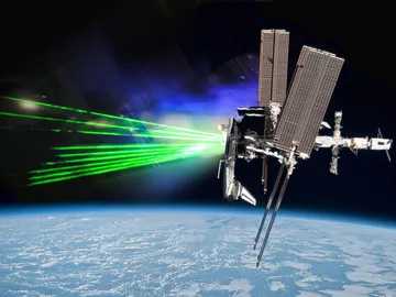 Montaje de Kurioso con la ISS y el rayo láser Montaje de Kurioso con la ISS y el rayo láser