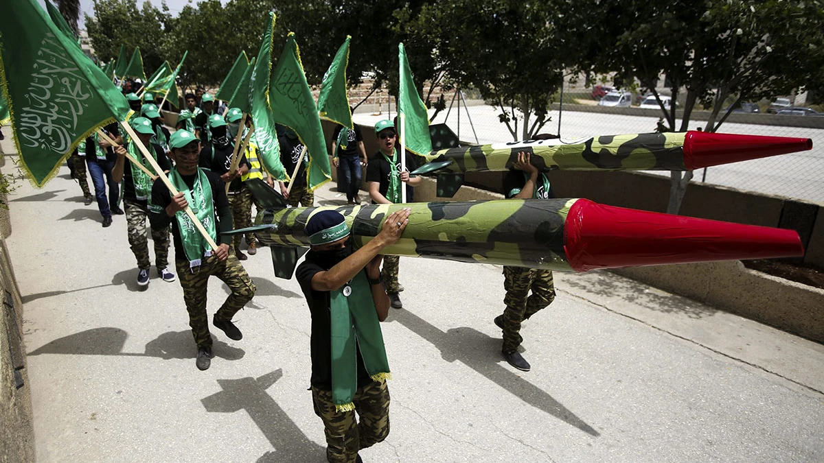 Varios estudiantes palestinos que apoyan al movimiento islamista Hamás