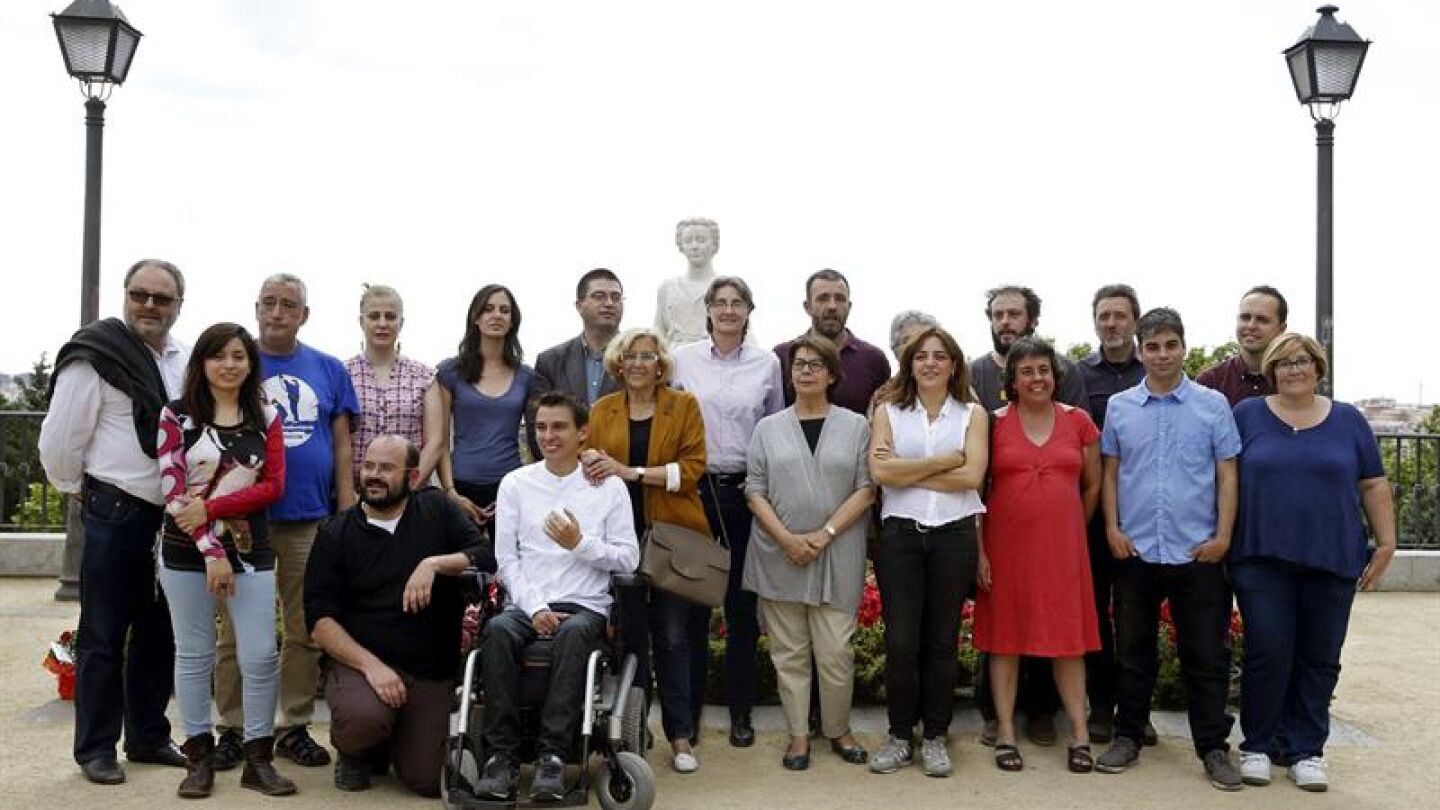 Manuela Carmena posa con las 20 primeras personas de su lista