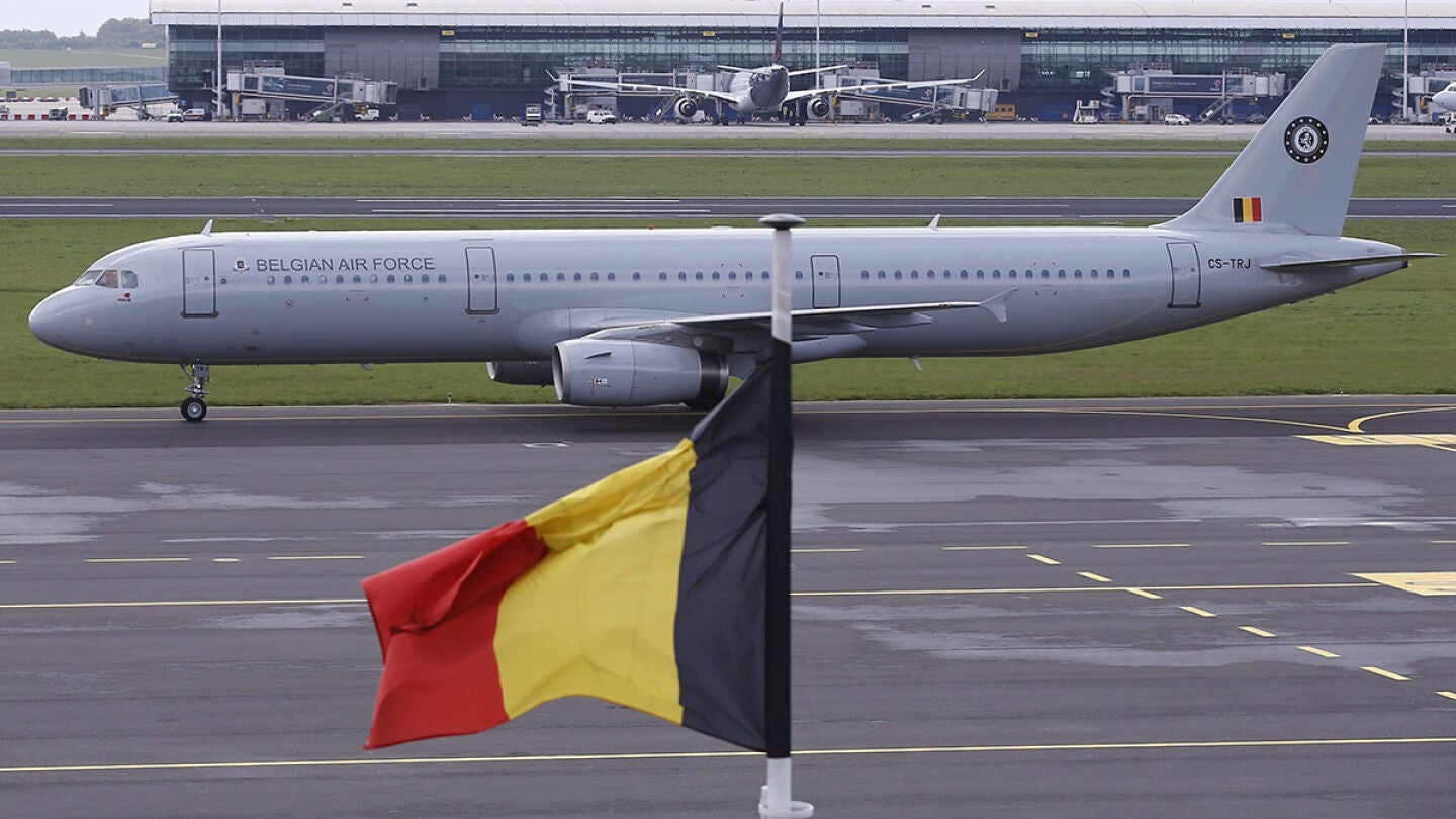 Un avi&oacute;n en el aeropuerto militar de Melsbroek, cerca de Bruselas