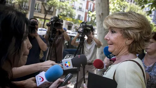Esperanza Aguirre habla con los medios de comunicación Esperanza Aguirre habla con los medios de comunicación
