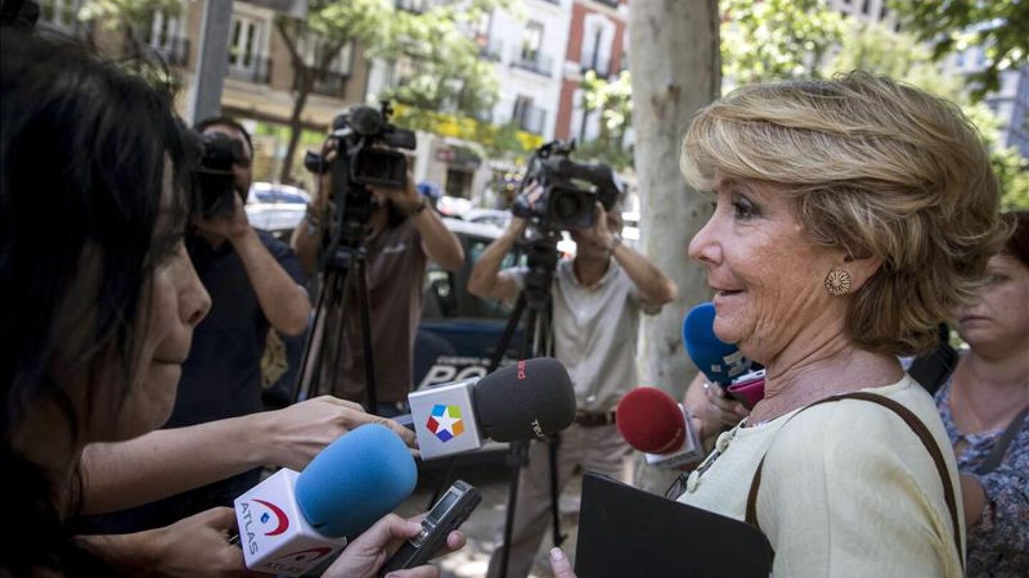 Esperanza Aguirre habla con los medios de comunicaci&oacute;n
