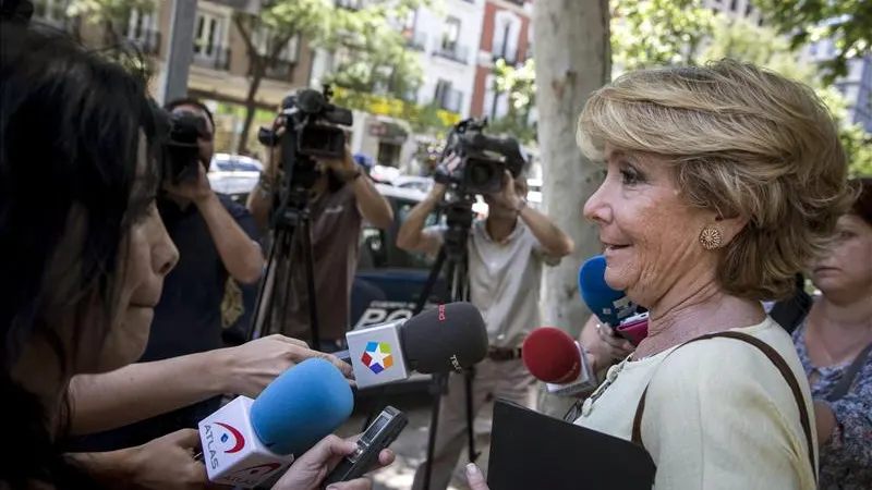 Esperanza Aguirre habla con los medios de comunicación