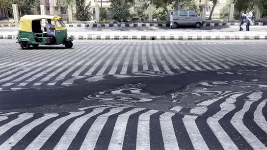 Asfalto derretido en la India por las altas temperaturas Asfalto derretido en la India por las altas temperaturas