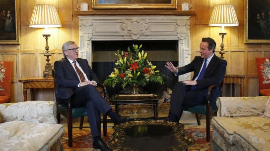 El primer ministro brit&aacute;nico, David Cameron y el presidente de la Comisi&oacute;n Europea, Jean-Claude Juncker