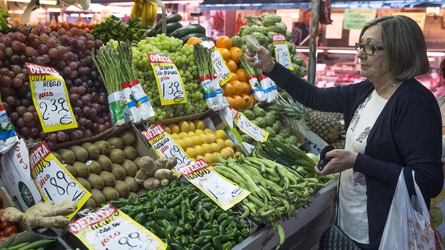 Mujer hace su compra en una fruteria Mujer hace su compra en una fruteria
