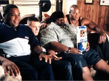 'Yo, yo mismo e Irene': Charlie es un inocente y amable policía de Rhode Island además de un abnegado padre soltero de tres hijos de color que su esposa tuvo tras una aventura. Pero un día Charlie no soporta más que le tomen por blando y sufre un trastorno de personalidad, convirtiéndose en alguien completamente distinto 'Yo, yo mismo e Irene': Charlie es un inocente y amable policía de Rhode Island además de un abnegado padre soltero de tres hijos de color que su esposa tuvo tras una aventura. Pero un día Charlie no soporta más que le tomen por blando y sufre un trastorno de personalidad, convirtiéndose en alguien completamente distinto