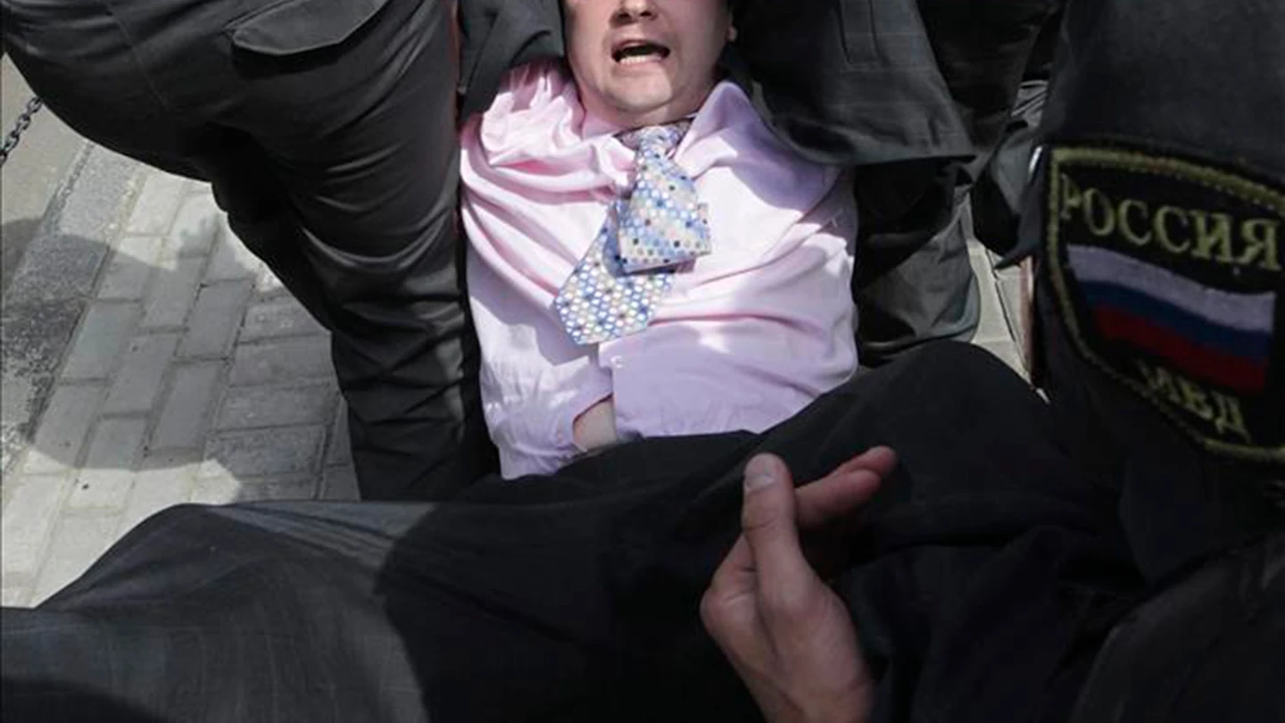 Detienen al líder homosexual ruso en una fallida Marcha del Orgullo Gay Detienen al líder homosexual ruso en una fallida Marcha del Orgullo Gay