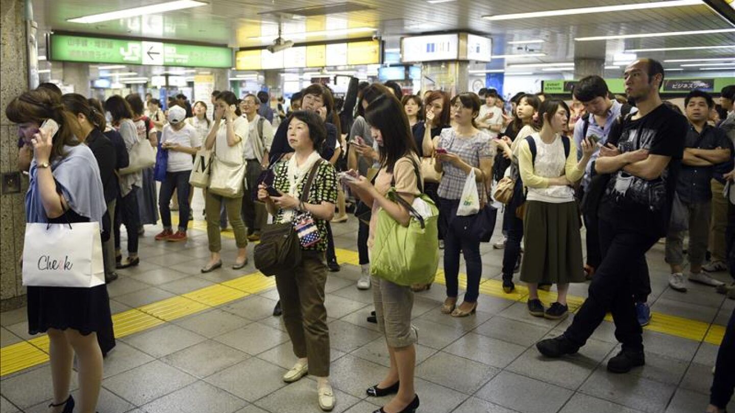 Viajeros parados en la estaci&oacute;n de Ikebukuro tras el terremoto