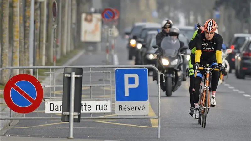 John Kerry montando en bicicleta durante otro viaje a Suiza