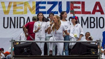 Miles de personas participan en una manifestación contra el Gobierno de Venezuela