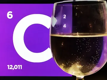 Copa de agua con burbujas Copa de agua con burbujas