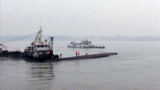 Un grupo de rescate busca a los supervivientes