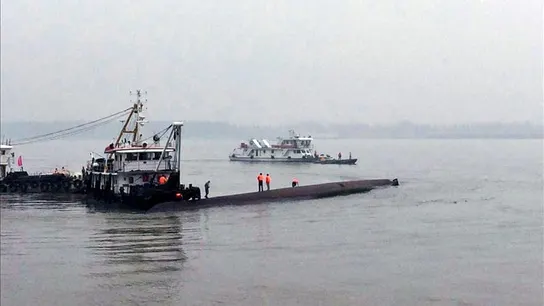 Un grupo de rescate busca a los supervivientes Un grupo de rescate busca a los supervivientes