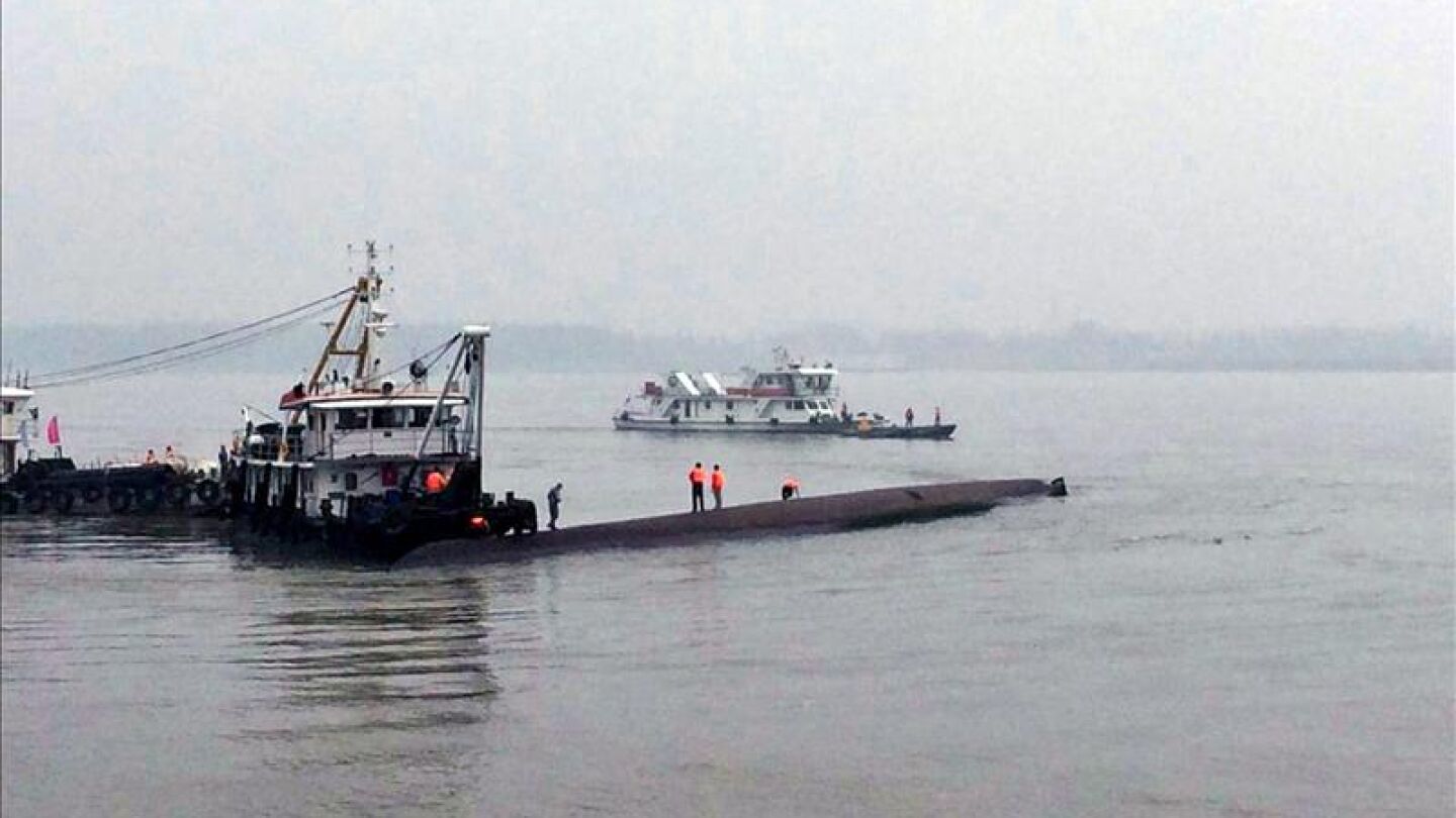 Un grupo de rescate busca a los supervivientes