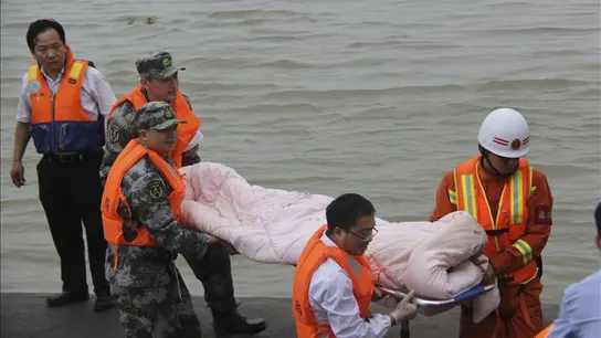 Miembros de los servicios de rescate trasladan a un superviviente del naufragio Miembros de los servicios de rescate trasladan a un superviviente del naufragio