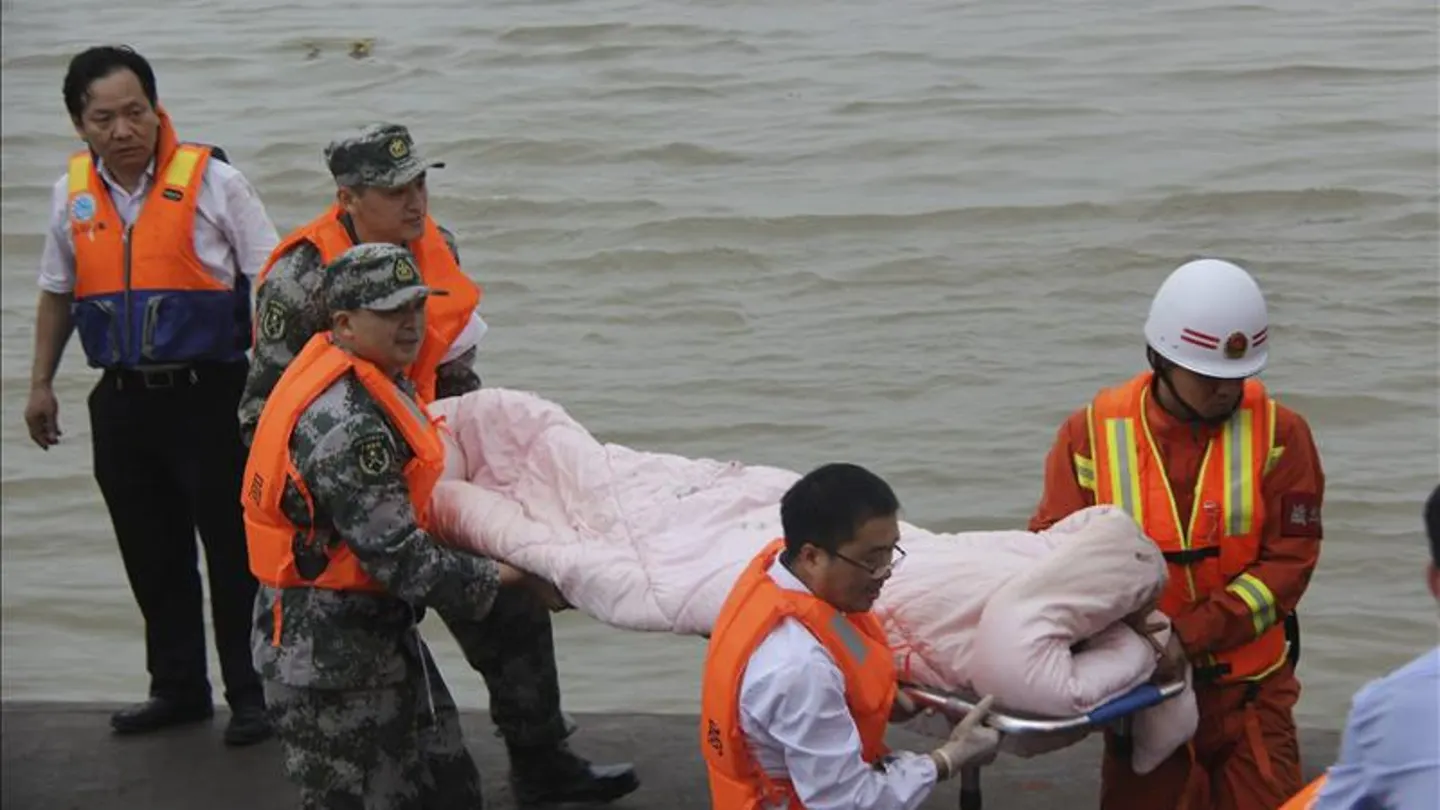Miembros de los servicios de rescate trasladan a un superviviente del naufragio Miembros de los servicios de rescate trasladan a un superviviente del naufragio