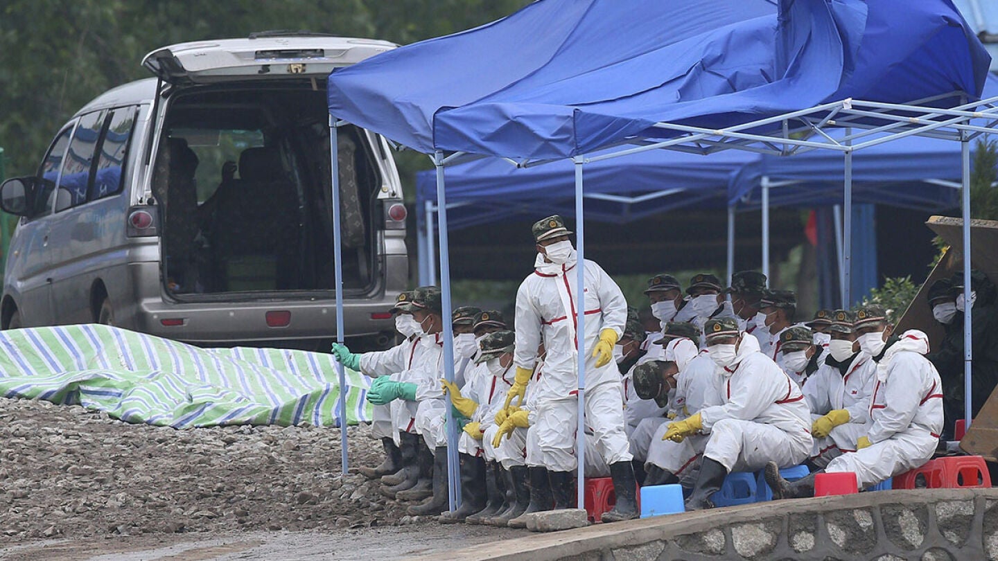 Trabajadores de los equipos de rescate