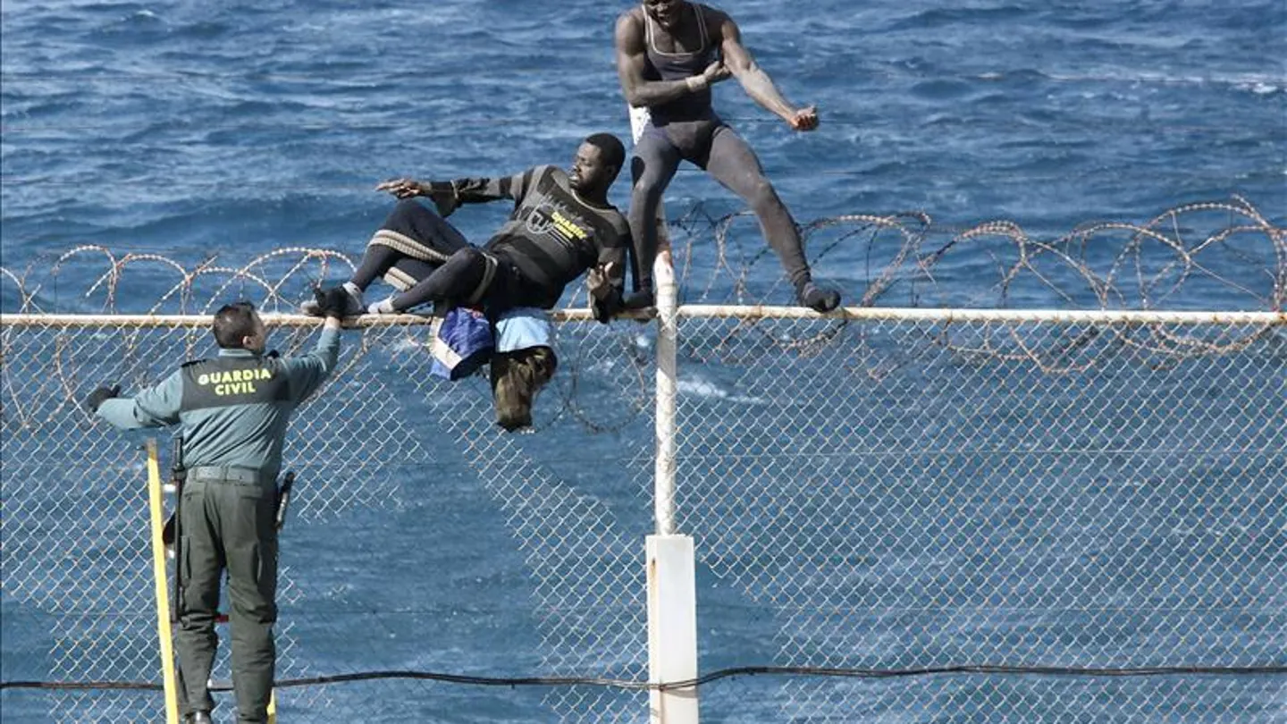 Dos inmigrantes intentan saltar la valla de Ceuta frente a un guardia civil Dos inmigrantes intentan saltar la valla de Ceuta frente a un guardia civil