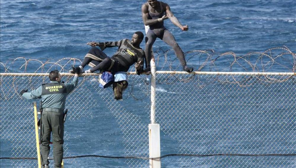 Dos inmigrantes intentan saltar la valla de Ceuta frente a un guardia civil