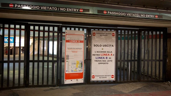 Acceso a una estación de metro de Roma. Acceso a una estación de metro de Roma.