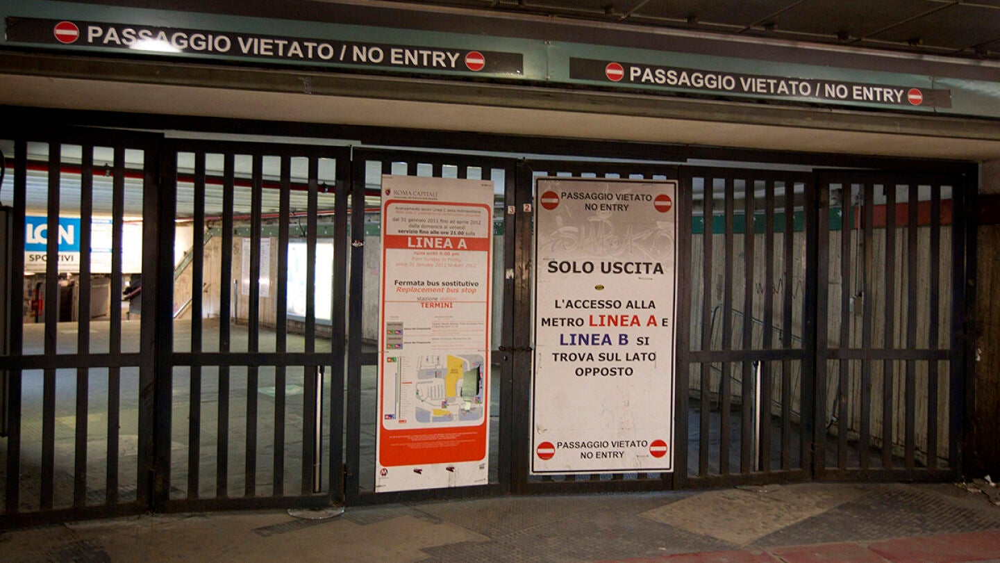 Acceso a una estaci&oacute;n de metro de Roma. 
