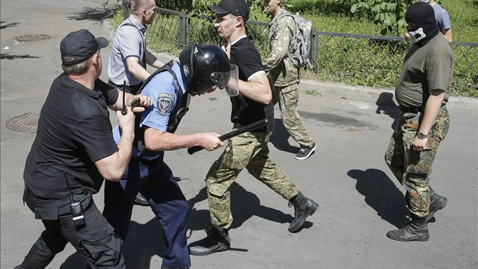  Cinco policías heridos en la marcha del orgullo gay en Ucrania 
