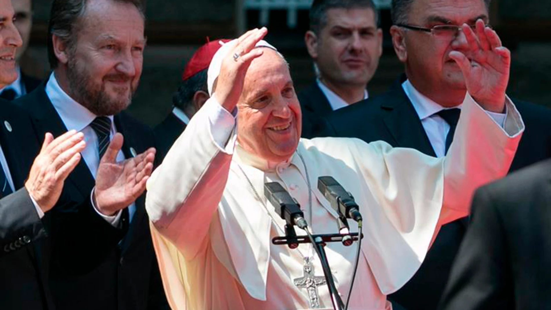 El papa lanza un grito en favor de la paz en Bosnia: "Nunca más a la guerra"