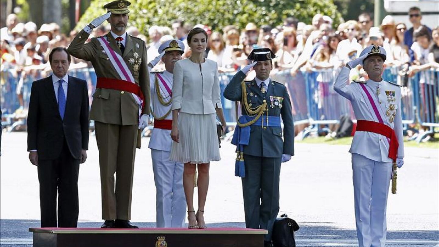 El Rey Felipe VI, junto a la Reina Letizia, escucha el himno nacional