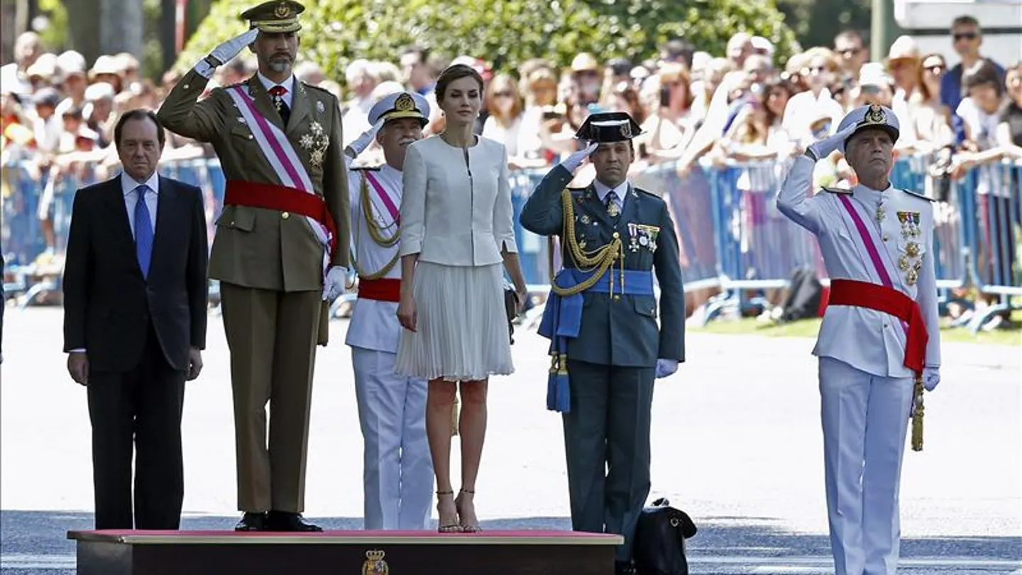 El Rey Felipe VI, junto a la Reina Letizia, escucha el himno nacional El Rey Felipe VI, junto a la Reina Letizia, escucha el himno nacional