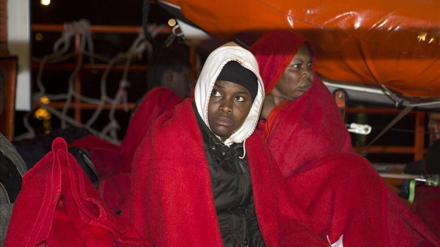 Inmigrantes atendidos a su llegada a Ceuta