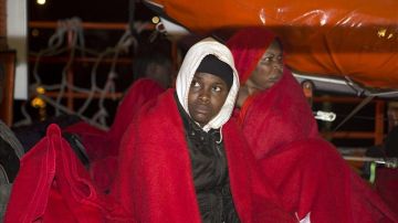 Inmigrantes atendidos a su llegada a Ceuta