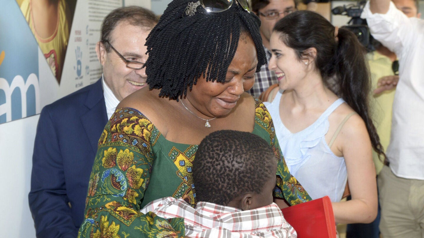 El peque&ntilde;o Adou, entregado a su madre