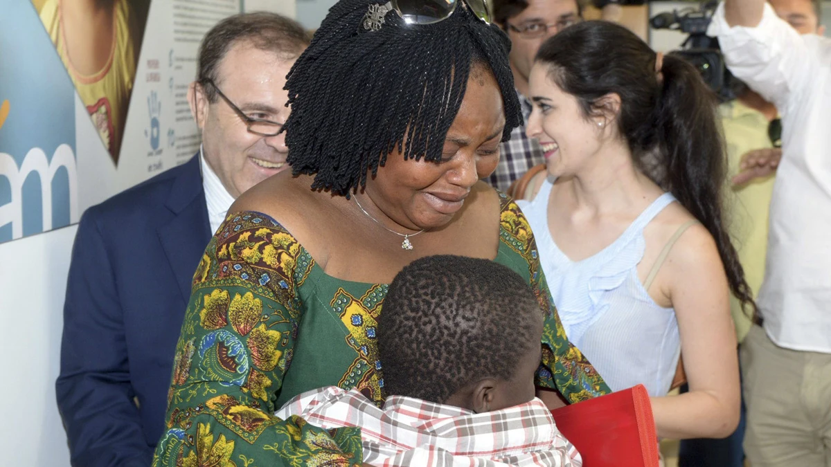 El pequeño Adou, entregado a su madre