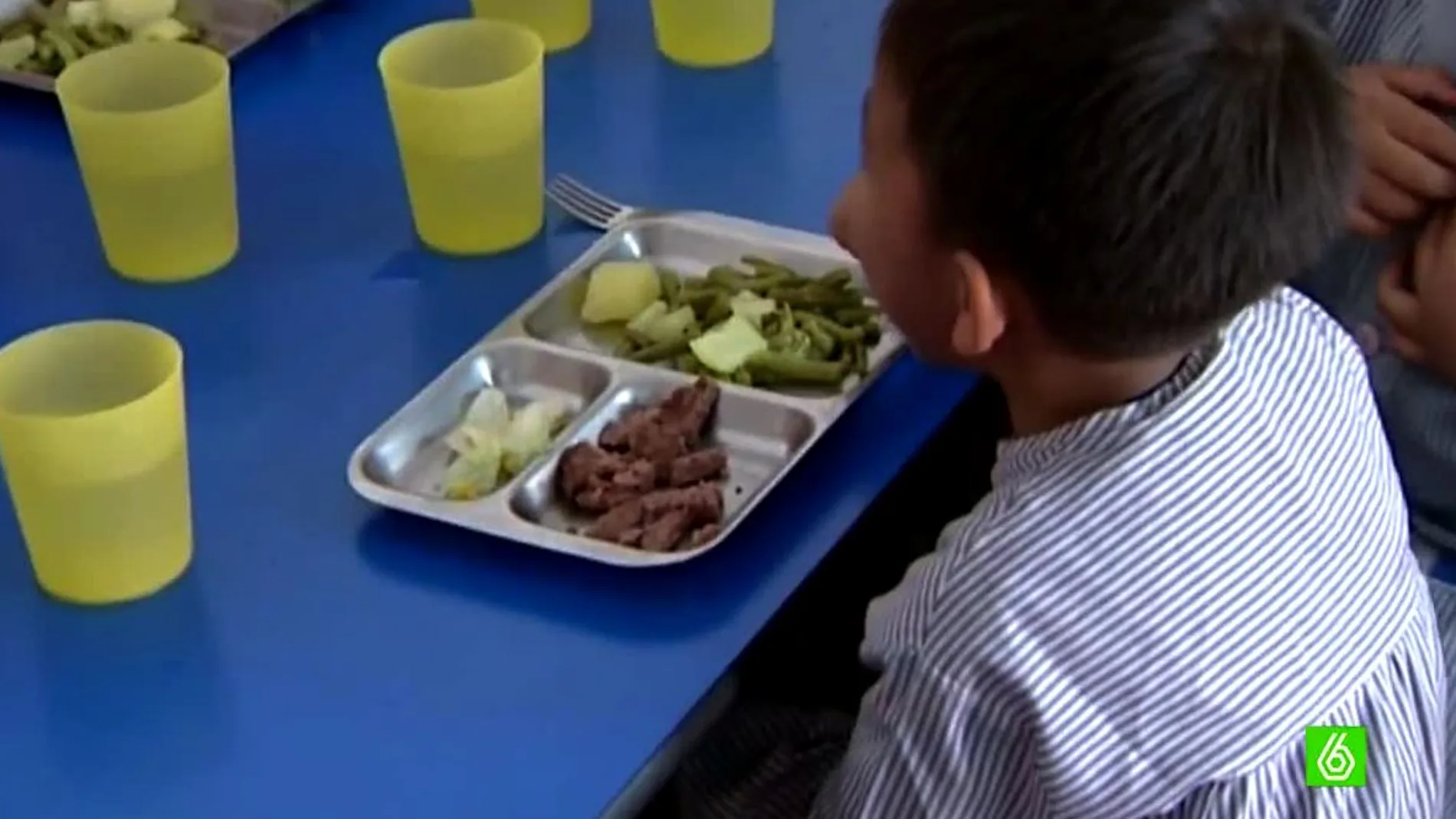 Un niño en un comedor