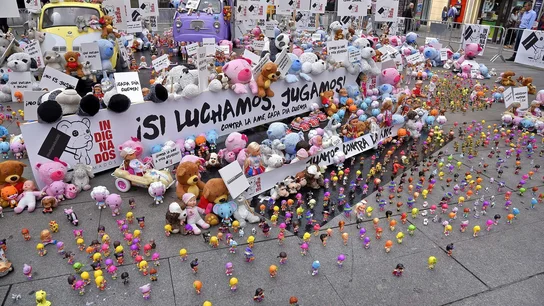 Miles de juguetes se indignan en Callao por no poder jugar con los niños. Fotografía facilitada por la Fundación Atrofia Muscular Miles de juguetes se indignan en Callao por no poder jugar con los niños. Fotografía facilitada por la Fundación Atrofia Muscular
