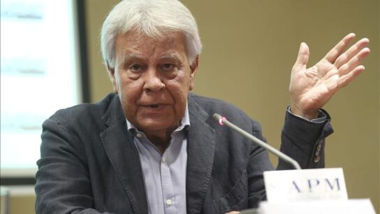 Felipe Gonz&aacute;lez habla con los medios