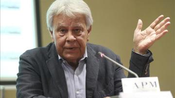 Felipe González habla con los medios