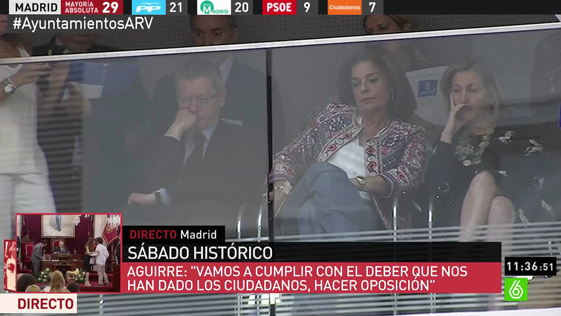 Ana Botella y Ruiz-Gallardón asisten serios a la proclamación de Carmena como alcaldesa