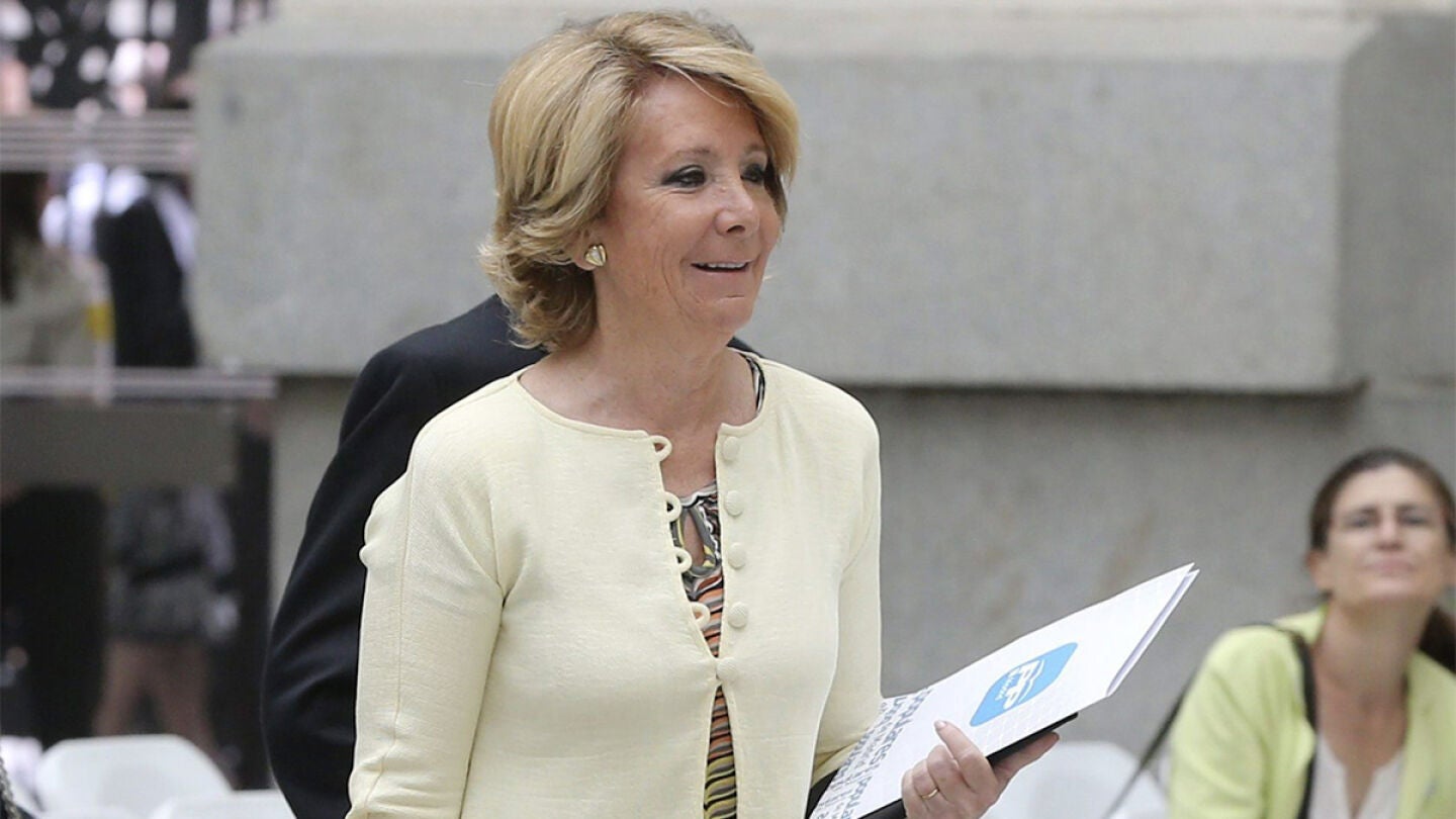 Esperanza Aguirre, a su llegada al Sal&oacute;n de plenos del Palacio de Cibeles