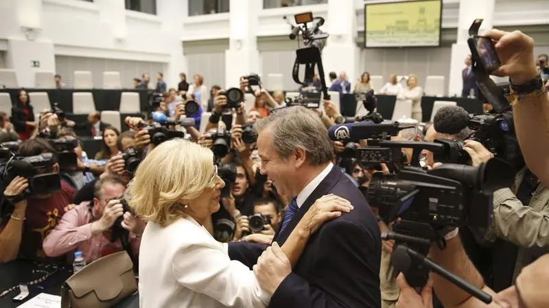 Manuela Carmena, alcaldesa de Madrid, saluda al candidato socialista, Antonio Miguel Carmona, a su llegada al Palacio de Cibeles para el acto de constitución del Ayuntamiento.