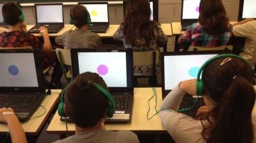 Niños realizando pruebas
