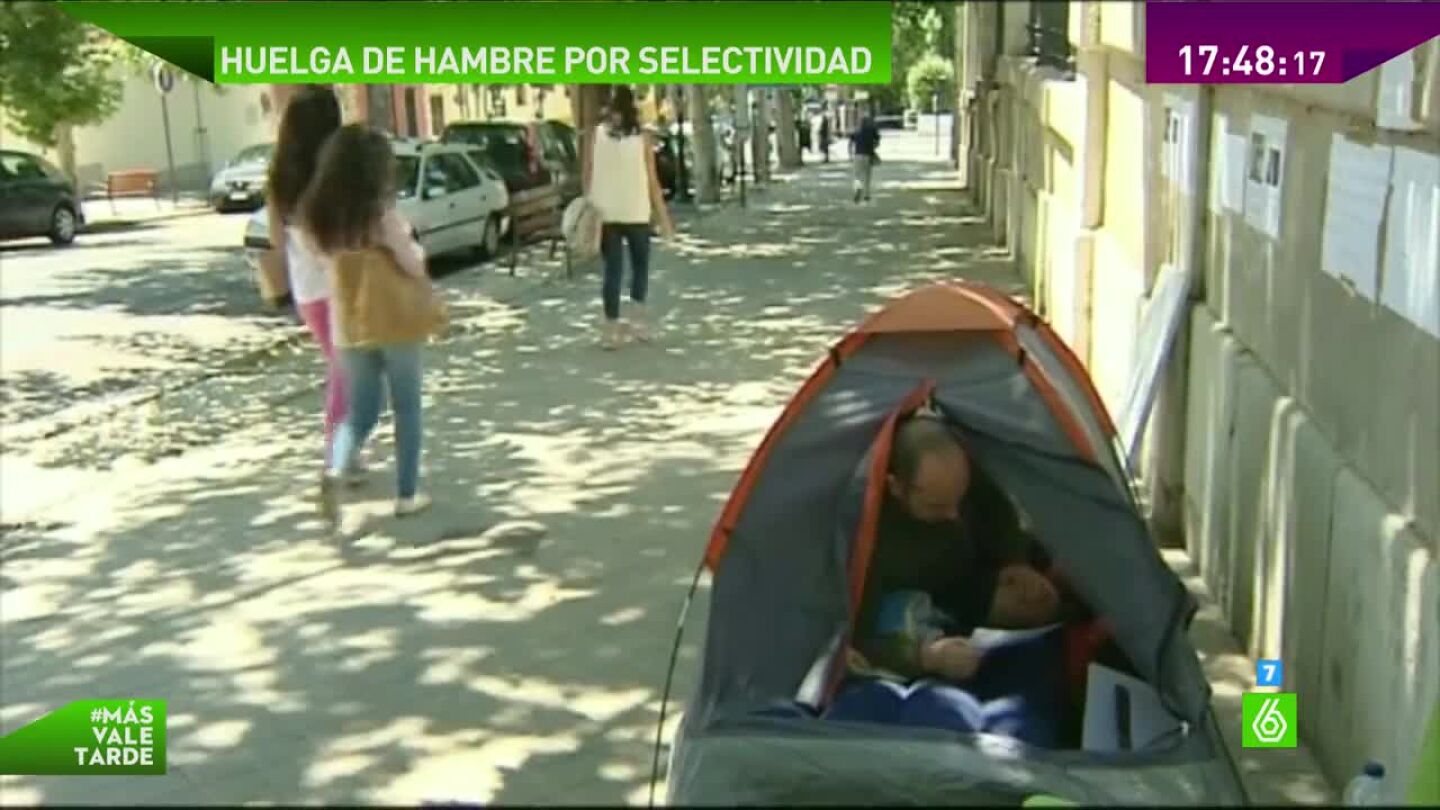 Un padre granadino en huelga por no poder pagar la tasa del examen de Selectividad a su hija.