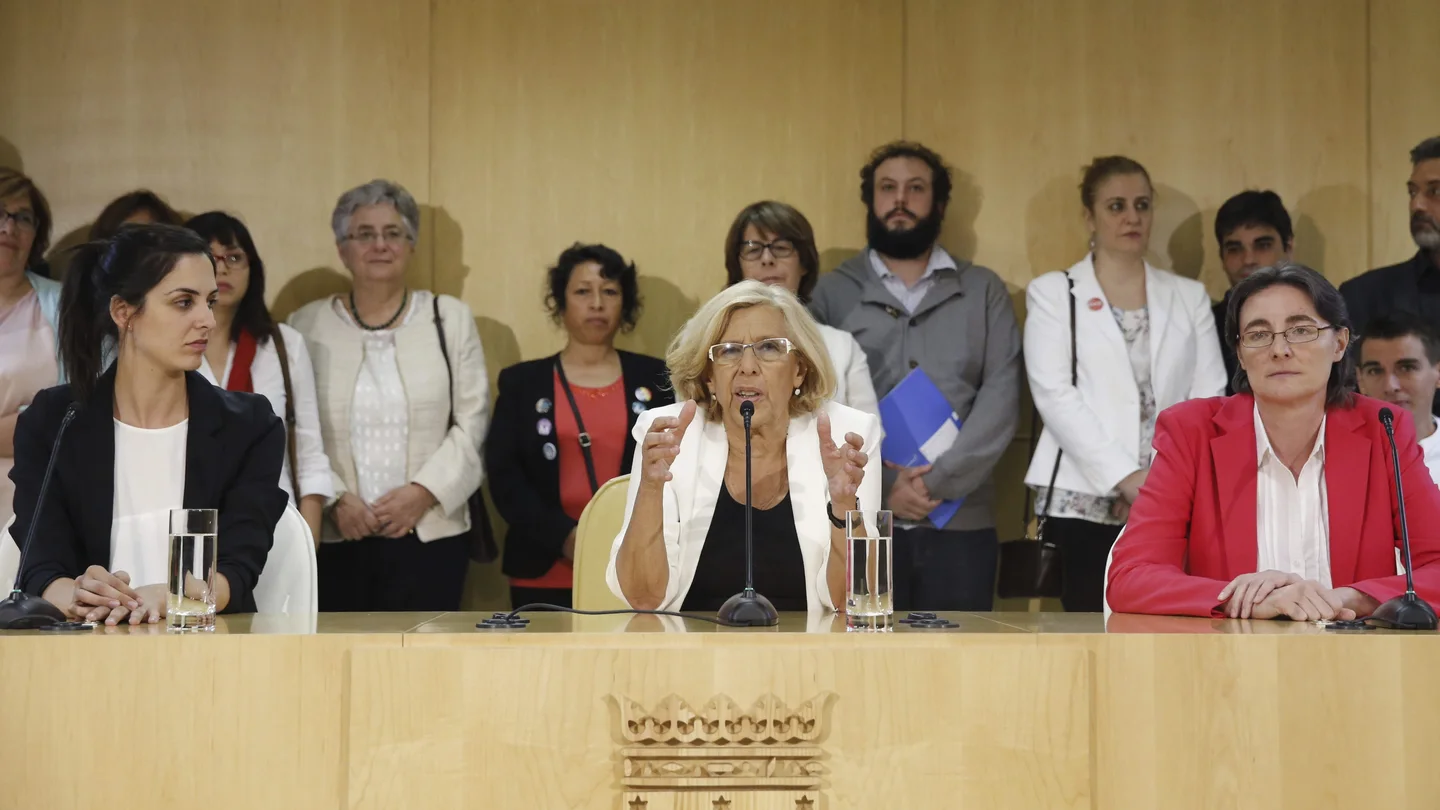 La portavoz del Gobierno de Manuela Carmena, Rita Maestre, a la izquierda de la alcaldesa de Madrid, en el centro La portavoz del Gobierno de Manuela Carmena, Rita Maestre, a la izquierda de la alcaldesa de Madrid, en el centro