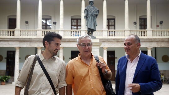 Joan Rib&oacute; junto a los concejales Joan Calabuig, PSPV-PSOE, y Jordi Peris, de Valencia en Com&uacute;